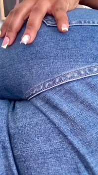 Furzende milF mit fettem hintern in jeans