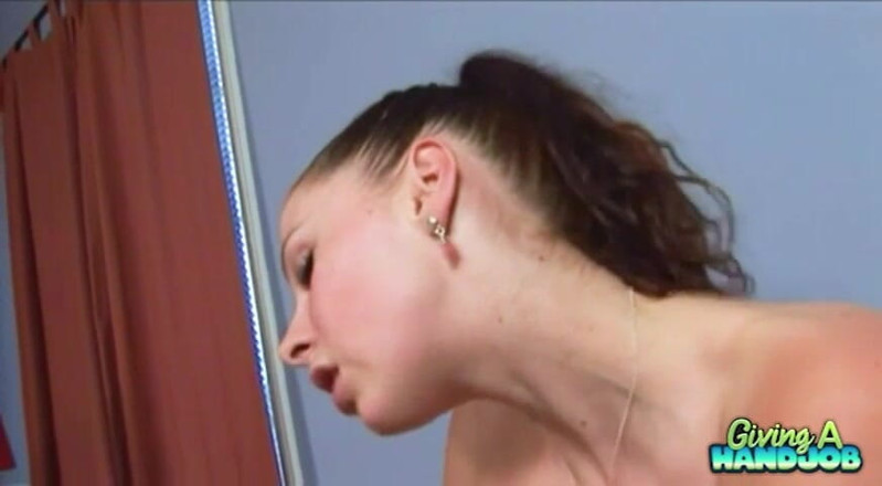 Giving A Handjob: ジアナ・マイケルズはその巨大な胸と手を使ってあなたをイかせます。
