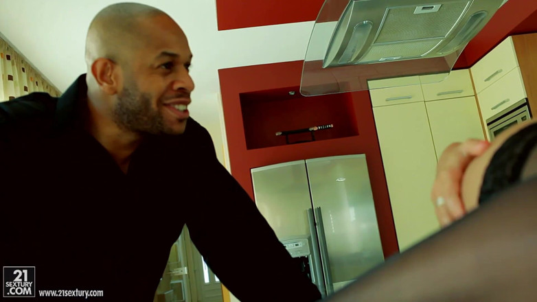 Nikky Thorne's BBC Club: Linda milf follada por una polla negra