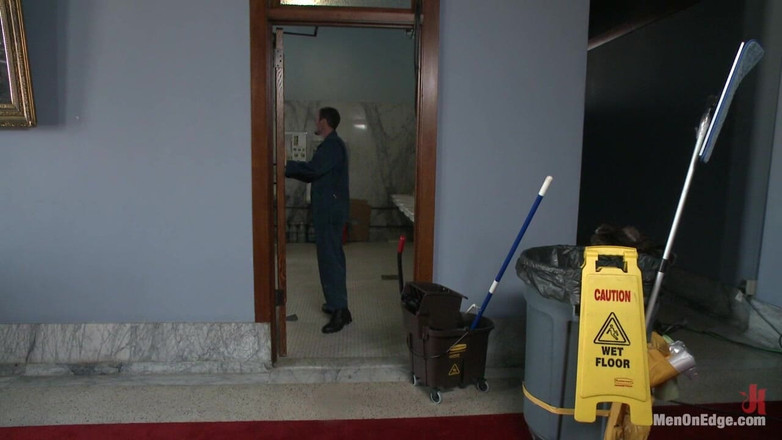 Men on Edge: Gorąca dozorca znosi nieustępliwe obrzeża w toalecie na lotnisku