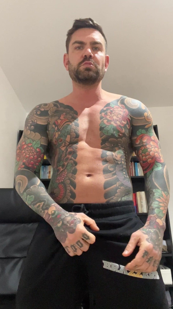 Juan Lucho Gay: Muscular Rough