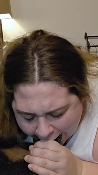 Phat Booty White Girl é arada e engole porra de seus meio-irmãos
