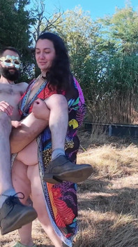 Carry & reward - eine starke bbw entpackt ihr wohnpaket und bekommt ihre belohnung