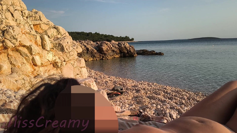 Miss Creamy: 在西班牙的一个裸体海滩上的冒险性爱：她在裸体时被抚摸
