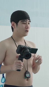 ที่ปรึกษาคลับว่ายน้ําที่น่าทึ่งช่วยทีมของเธอจากการถูกยุบ... ฝึกขาเพื่อกระตุ้นนักเรียนชายเงี่ยนของเธอ บทที่ 1