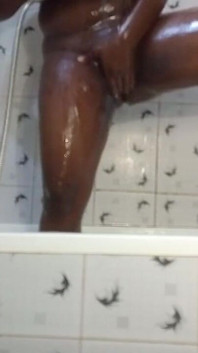 Ik hou ervan om mijn kut helemaal schoon te laten zodat jij die kunt likken en deze grote lul kunt laten zien.