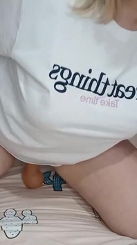白いTシャツのライディングディルド