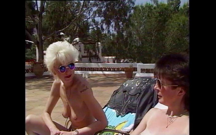 Lesbian Stories: Putas tesudas se fodem depois de se bronzearem