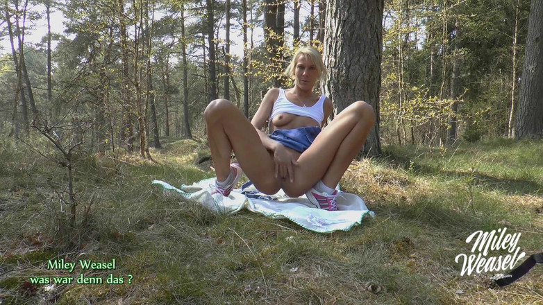 Miley Weasel: Miley Łasica dobrze się bawi i została przyłapana publicznie