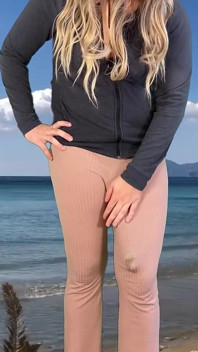 Enorme polla travesti acabando en la casa en la playa