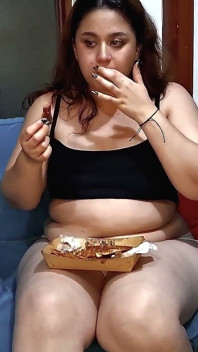 Nicole nacpe monster sendvič a tře si celé břicho