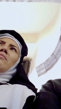 Raymunda, nonne coquine, se donne du plaisir dans sa chambre avec une carotte