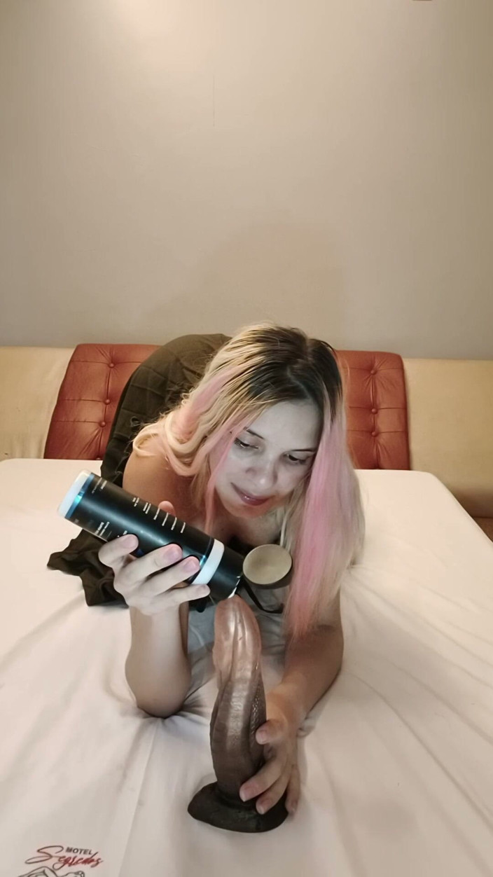 Alice Lima: Pregnant Woman Sits on Big Dildo and Masturbates Her Strong...