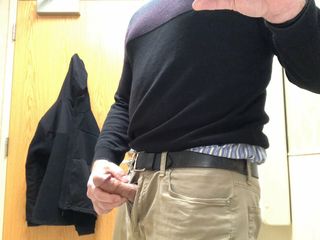 Tjenner: बाथरूम में लंड हिलाना और वीर्य निकालना