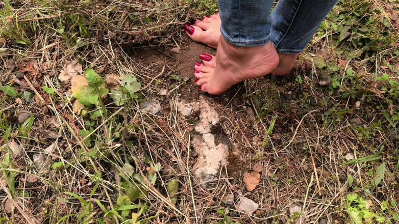 Goddess Lena: Kaki kotor saya untuk awak