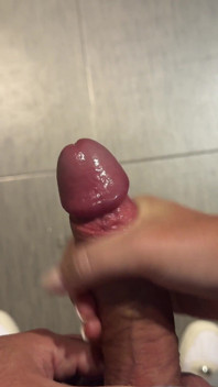 Saya menemui zakar yang sempurna di kedai perabot - handjob berisiko dan gaya doggy
