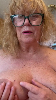 Sürtüğün memelerine nasıl hickies alıyor