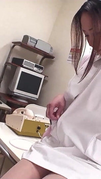 Doktor šuká japonskou hubenou teenagerku sestřičky s chlupatou kundičkou