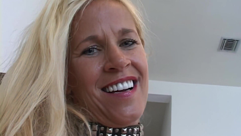 Oldschool X: La miLF bionda vuole succhiare Gallo e farsi scopare duro