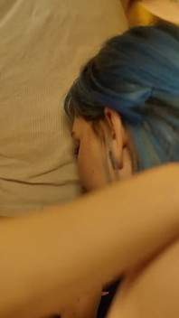 Blow me pov - dos chicas tatuadas chupan una polla enorme