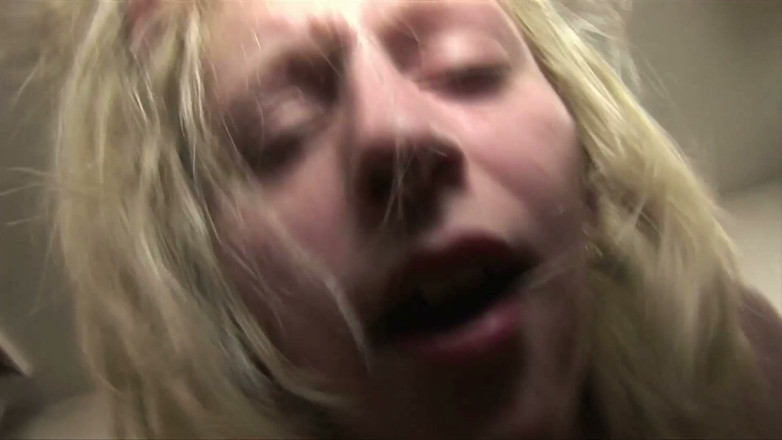 Backdoor Films: Blond laska zostaje wyruchana w obie dziury