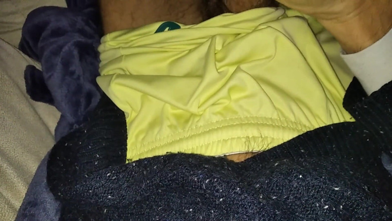 Elvissc: Padrasto masturba seu pau grande na sala de estar enquanto...
