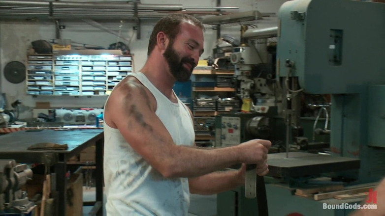 Bound gods: Kongkek perhambaan minyak motor di kedai logam