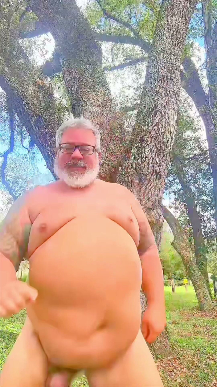 Hand-Free-Daddy-Chub: Nahý tančící medvěd v divočině ukazuje svou díru