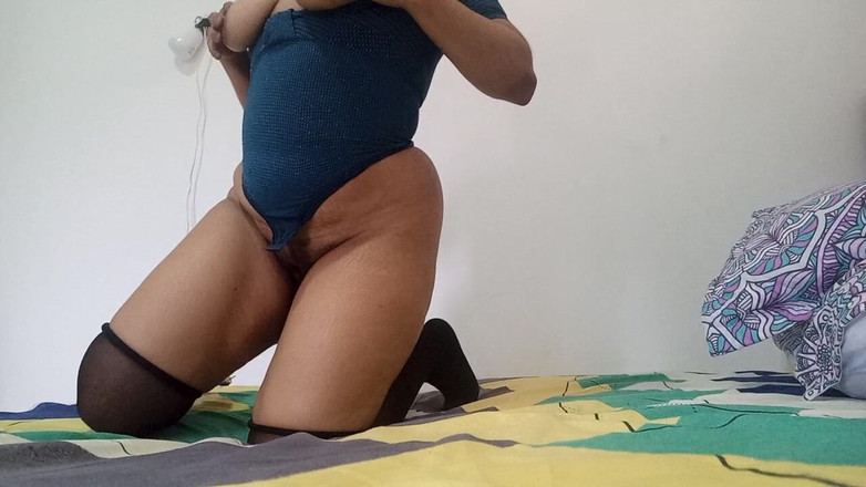 PATY PATY: Sexy brunetka masíruje její velké kozy a krémovou kundičku