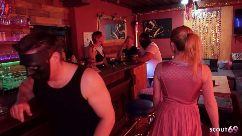 Scout69: Menina alemã fodida e bukkake por Stranger Guys no Public...