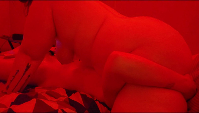 ThatSkinnyGuy: 给丰满的胖美女荡妇吹箫