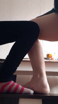 의자에서 자위하는 중년 여성과 학생