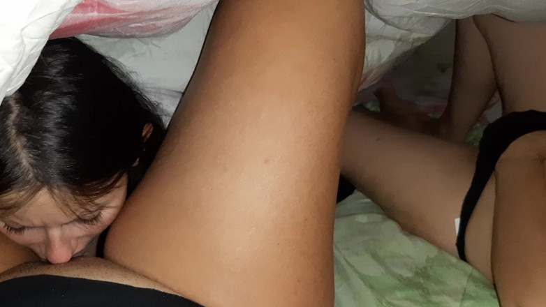 Lesbian-candys: Я подивився під ковдру, і був мій сусід облизує пизду, і моя дівчина дивиться і мастурбує, сюрприз утрьох