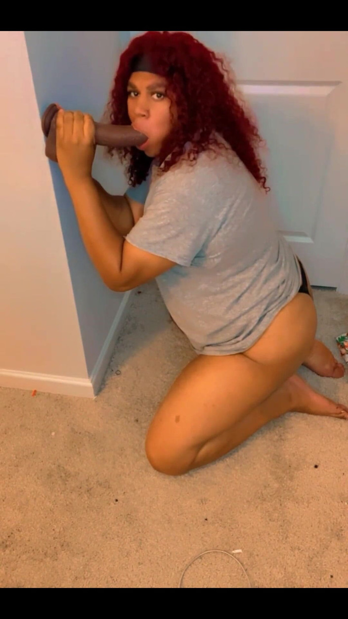 Hicktown_hoochi: Dizlerimin üzerinde büyük zenci yarağı dildo emiyor