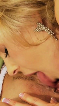 Tanya Tate aur valentina cruz dhire-dhire ek doosre ki choot men ungli karti hain aur gili ho jaati hain