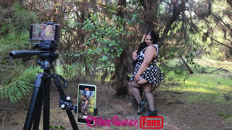 Riderqueen BBW Step Mom Latina Ebony: Riderqueen ensam, utomhus, videor för fans