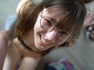 Anne-Eden: Ejaculare pe ochelari după sex bun pe la spate