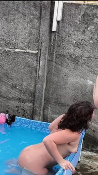 Candy kush e la sua sorellastra von poison si sono fatta sfondare i loro piccoli stronzi dal grosso cazzo del fidanzato di von