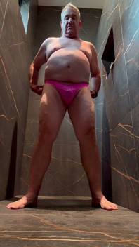 Tomando Una Ducha En Tanga