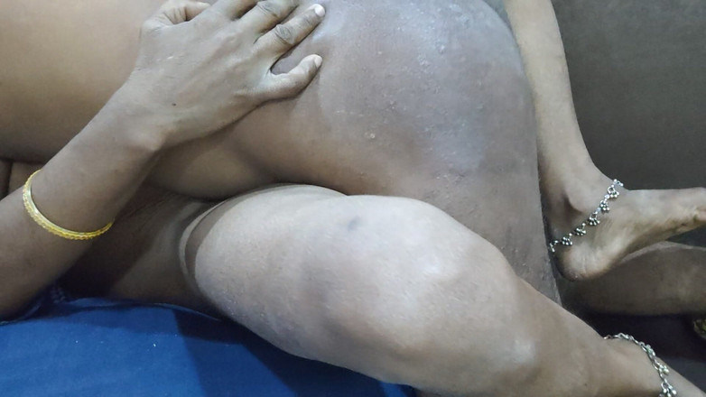 Desi Indian studio: 一个农村年轻的妻子性交