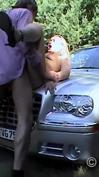 Sexo en el estacionamiento con rubia sexy