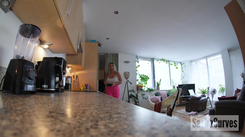 Sasha Curves: A Giantess &amp; Her Shrunken Stepfamily