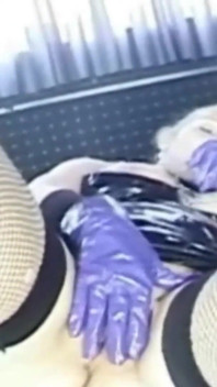 Uită-te la această dominatoare franceză jucând cu pizda ei în latex