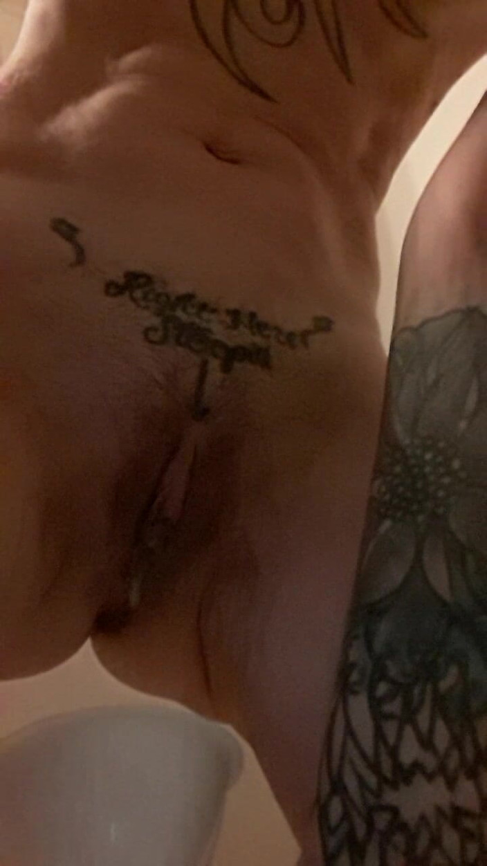 PandoraSG: Creampie plassen in fles met trechter