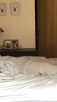 Melissa aspetta ansiosamente a letto che Zoe venga scopata in cowgirl