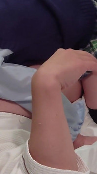 Meine muschi prickelte, also stieg ich drauf und steckte meinen schwanz in mich. Creampie beim tragen einer schulmädchen-uniform. Amateur.