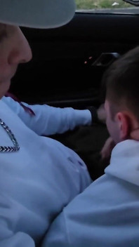 Raw Gay Sex oralny - Usta mojej suki na moim kutasie podczas jazdy