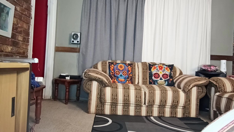 PixieMay007: वह मुझे चोदना चाहता था, इसलिए मैंने खुद को छूना शुरू किया कि क्या होता है