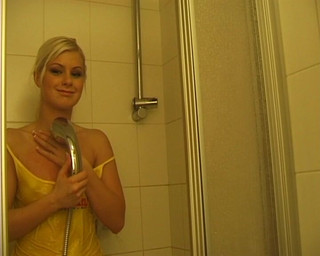 After college teen: Z České republiky lenka blondýnka, která se stala díky tomuto videu úspěšnou...