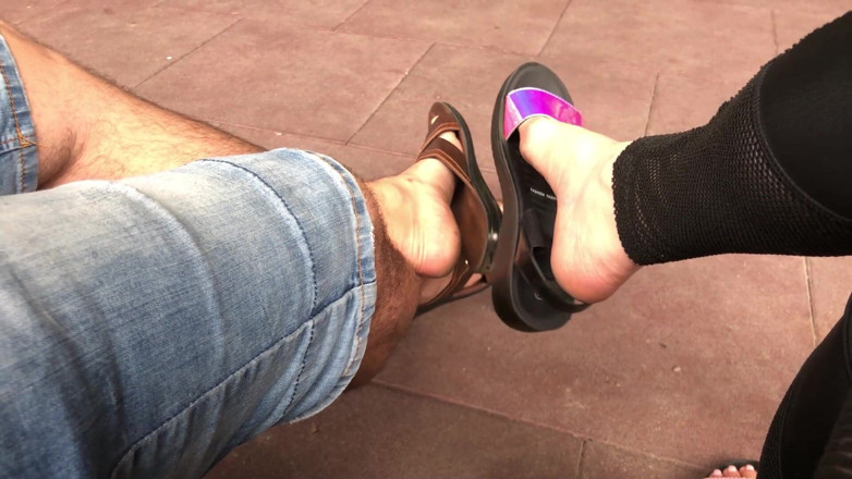 Goddess Misha Goldy: Sandalias al aire libre cuelgan y provoca con alpha! Fetiche...